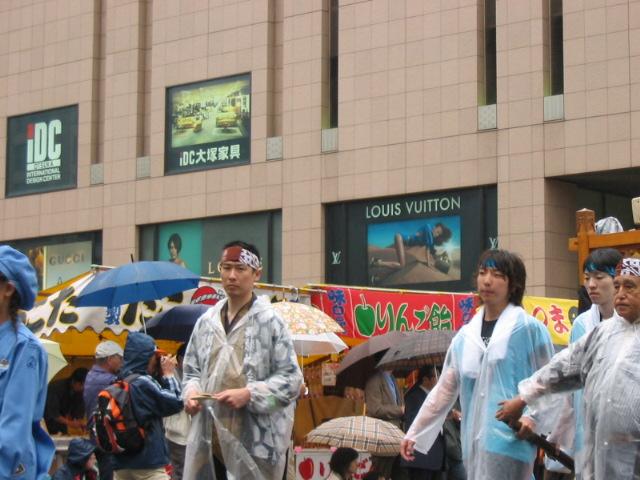 Dancers with rice scoops parading at Hakata Dontaku