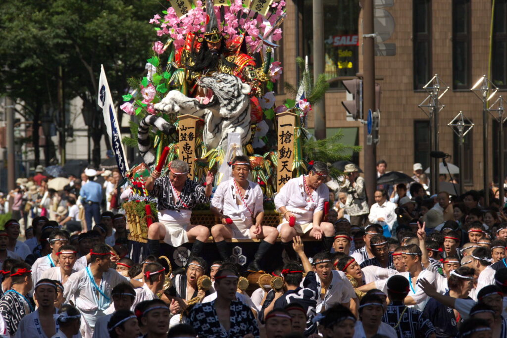 Teams racing a kakiyama float at Hakata Gion Yamakasa