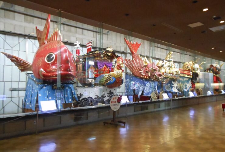 Lacquered hikiyama float at Karatsu Kunchi