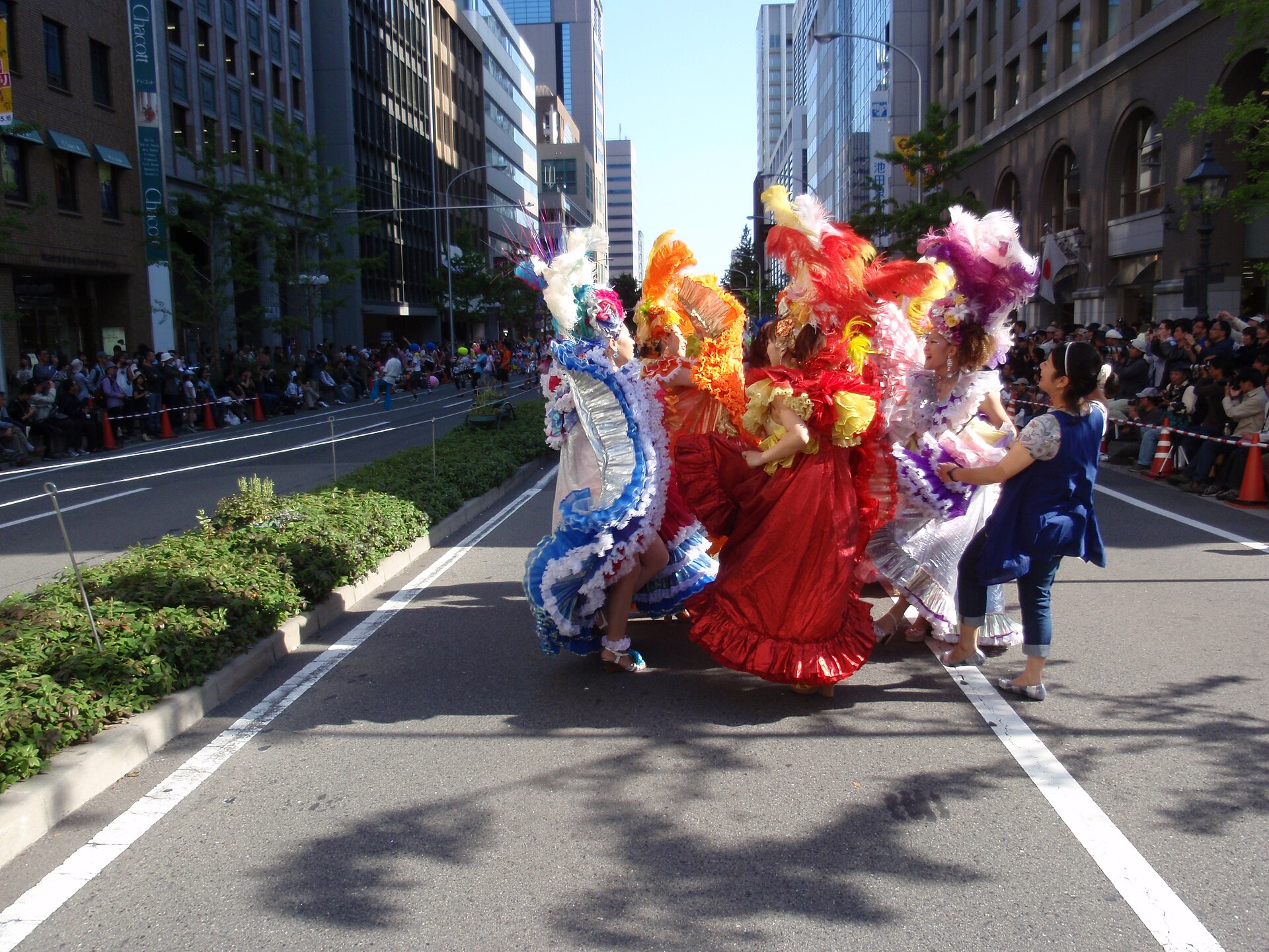 Samba dancers at the Kobe Matsuri parade