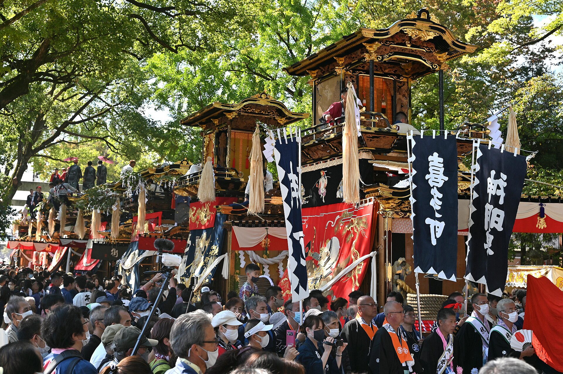 Tall dashi float amid confetti at the Koromo Festival