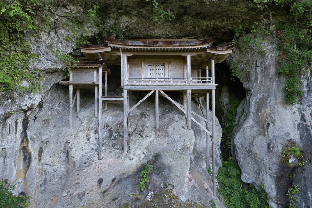 Nageiredo hall wedged into a cliff face on Mount Mitoku, Tottori