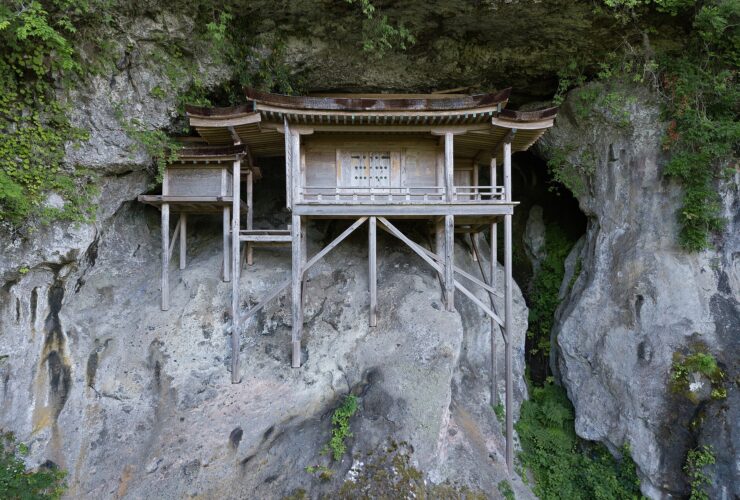 Nageiredo hall wedged into a cliff face on Mount Mitoku, Tottori