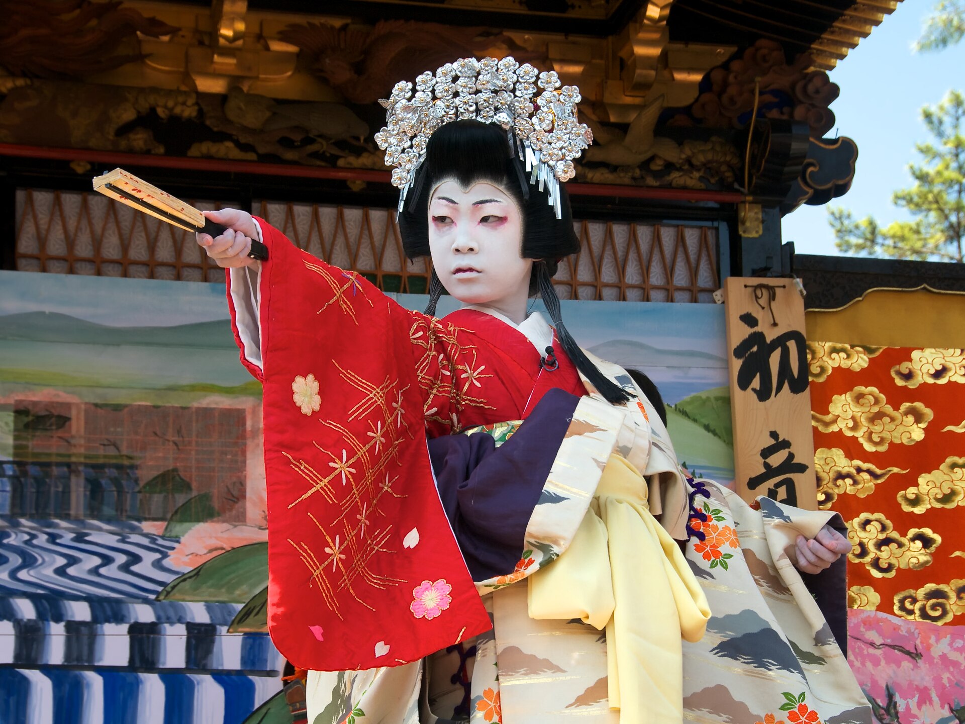Children's kabuki performed on a float at Nagahama