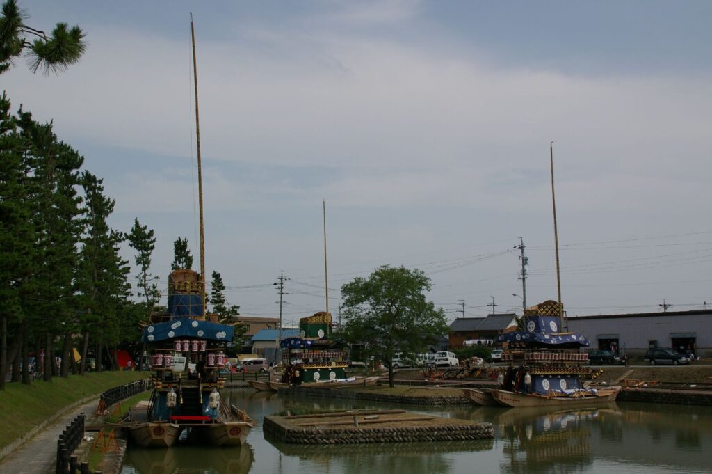 Lantern-lit makiwara boats at the Owari Tsushima Tenno Festival
