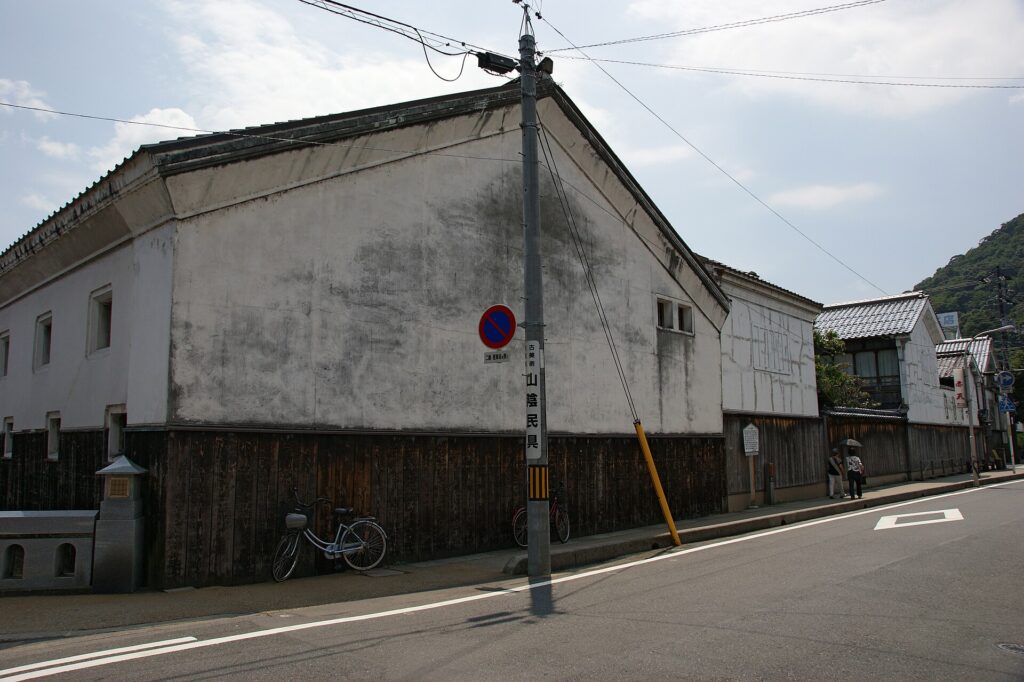 The white-walled storehouses along the Tamagawa in Kurayoshi